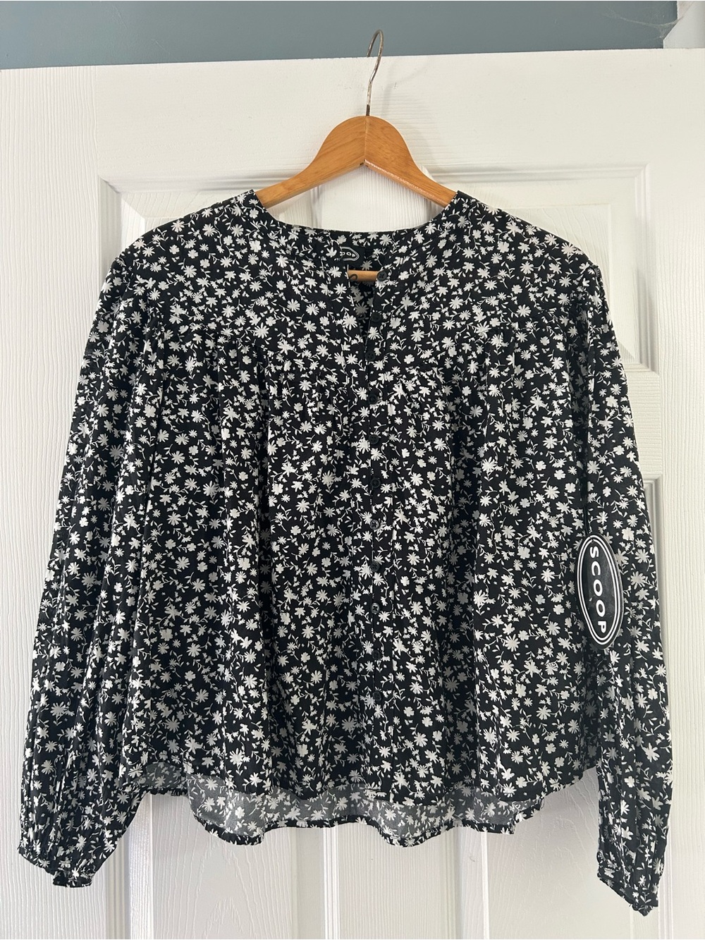 Scoop Black & White Floral Peasant Blouse